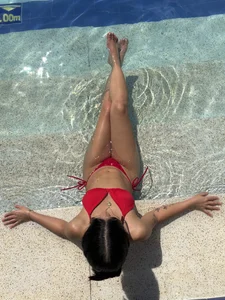 lia_sweettyのSun, pool and good vibes!の 4枚の写真