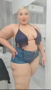 LeahMillerr BBW body, tight jean shorts🍑 Pic