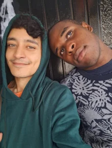 Sweaters and smiles, cold day de Amun_obsidian  2 Imagens