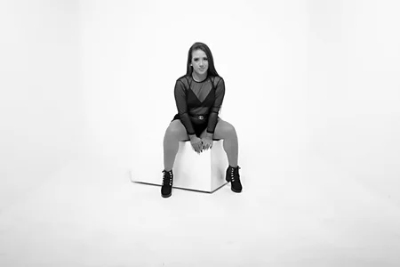 Hilary_Smile_ My world in black and white 👁‍🗨❔ Bilde 3