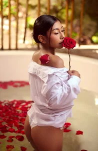 hot shower de sophieBlair_  4 Imagens