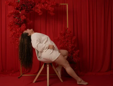 You saw me white, but desire burns me.🤍 de niraksil Foto 4