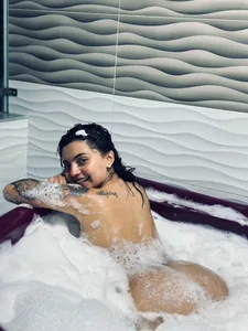Liisaa_Kiss: I love jacuzzis😍 ( 2 фото)