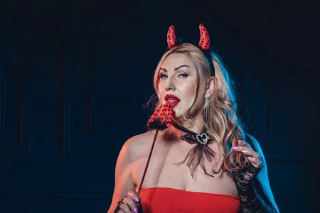 OliviaDancequeenのSexy Devilの 4枚の写真