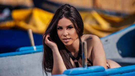 Ella_Raven Beach babe Gambar