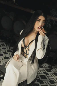 MadelineFox Smoke & Desire: A Queen’s Legacy Immagine  6