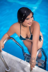 In the Pool 💦☀️ od BritanyBrown_  4 snímek