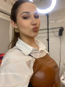 LeenaPuita How do you like my outfit? Pic 4