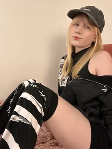KoriMelon 🖤🍉 My legs are in good hands? Pic
