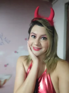 Chanelll_Taylorr_ secretaria diablita Pic 2