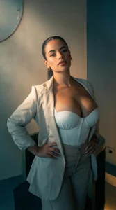 KateSunder Confidence is my best accessory  2টি ছবি