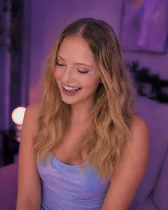 anita_Hitteys Public Immagine 