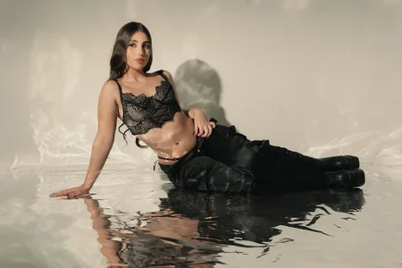 DolcieElliot Dressed in something black and sexy Foto 6