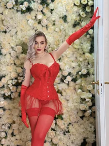 HugeBoobsAlice How do u think red suit me?😈😜 Foto 8