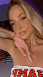 KayleeFlynn Peek on my body Pic