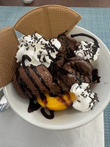 WE LOVE FOOD HERE