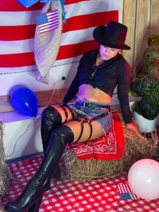 MatildaTaylor__ Miss Independence ❤️🤍💙 Poză