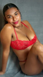 aleja_montiel__のLet me know if you like me in redの枚の写真