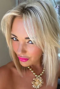 Horny-Bonnie-blondePublic Bild