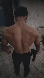 BrownGuyLiftsssPublic Bild