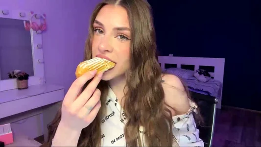 MachelleSpader Eating a sweet cclair . fénykép