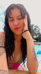 chloe_moons_ Sun weekend at the pool🌤️🏊🏻 Gambar 7