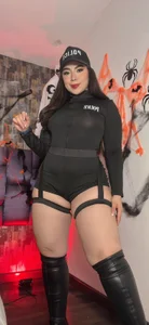 IsabellaAnngel There is no crime sweeter than getting lost in my gaze 👮🏼‍♀️🎃 Foto 2