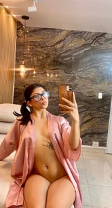 chloe_murrayのcute sexy little slutの 4枚の写真