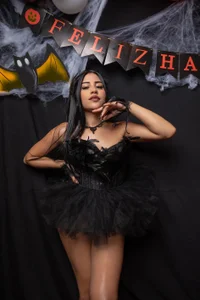 LuciaBeltrann Sweet as a swan, dangerous as the night. 🖤🦢 Pic 7