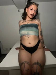 Luna_Blooms playing in the kitchen Foto 3