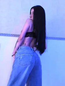 RomeroMoon On jeans টি ছবি