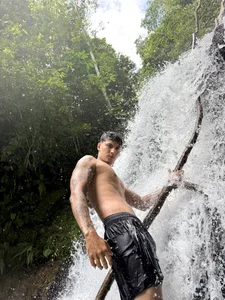 Damian23__のLowering the heat a little hehe😈の 3枚の写真