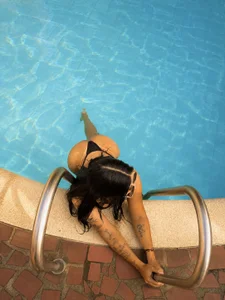 AlisonBeltran1 Pool Day ☀️🔥🩵 Bilde