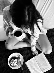 Do you prefer coffee or me? 🤍​☕​ de Emily_Cherry_  5 Imagens