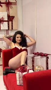 KylieJenkinsのOpening Christmas Slowly… Just You and Me 🎄😏💋の 6枚の写真