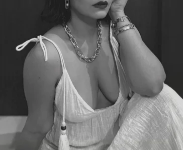 AromaDivineのA charming ensemble perfect for leisurely strolls.の枚の写真