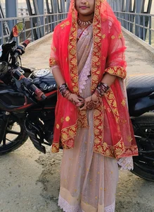 Aanushaka Public Pic 2