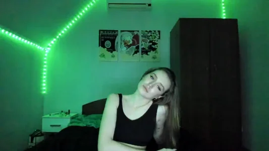 tinyglow Just posing 🤪 my first stream Pic 5