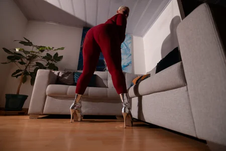 Zdjęcia GianellaCox_ Hot Red: The Blonde Who Smokes and Causes Visual Orgasms:  2