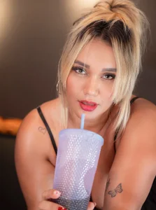 dalila_salazar Do you want a coffee honey? 😈 Immagine  3