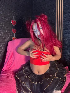 THE QUEEN OF HEARTS IS LOOKING FOR SOMEONE WHO LOVES HER de Serena_siren  6 Imagens