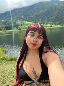 Zara_Snow taking a walk around the lake Immagine 