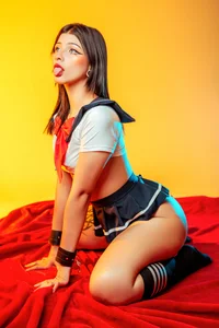 LanaKyutt YELLOW WALL AND HENTAI Pic