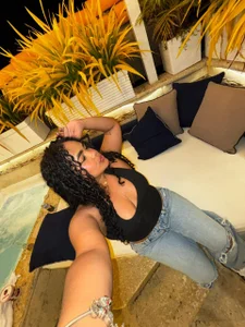 Si miras mucho… te quedas 😏 de Tiffany_Brewer  2 Imagens