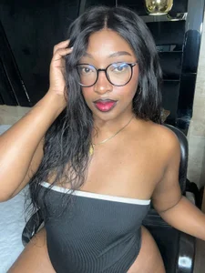 YallianaBrooks 😈A single glance won't be enough to take me all in🤤  8. fénykép