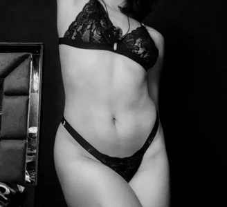 Violett_11 El negro nunca falla… especialmente en mí 🖤” Εικόνα