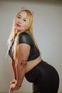 nana_levy 🖤 ​​"Look good ... tonight I'm yours."  8টি ছবি