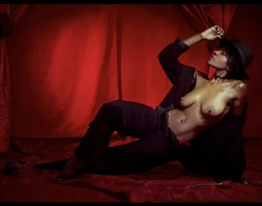 Alma_Stevenson 🌹  2টি ছবি