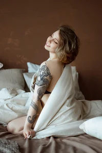 licklissyのpink jacket and black underwearの 2枚の写真