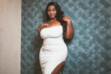 Charlotte-Wright Curvy Latina Hot Pic 4